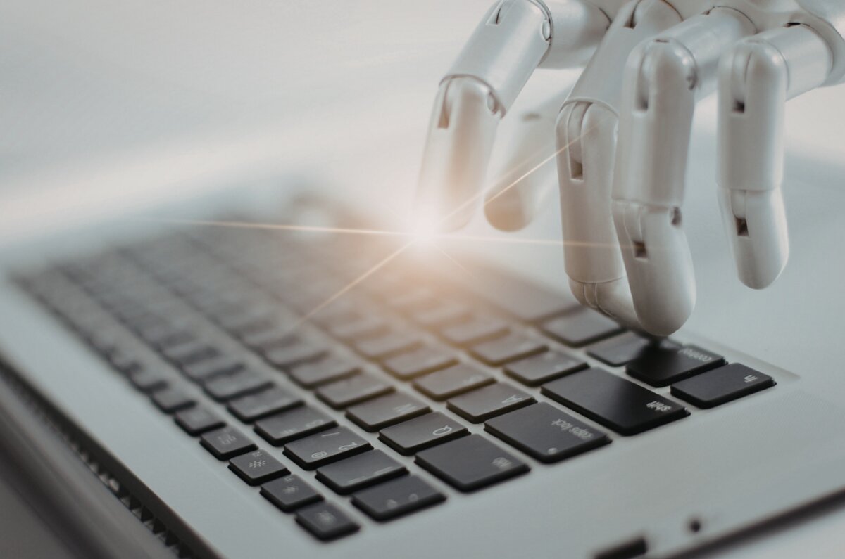 「IT企業」じゃなくても今すぐできる。現場の雑務を葬るAI自動化5選